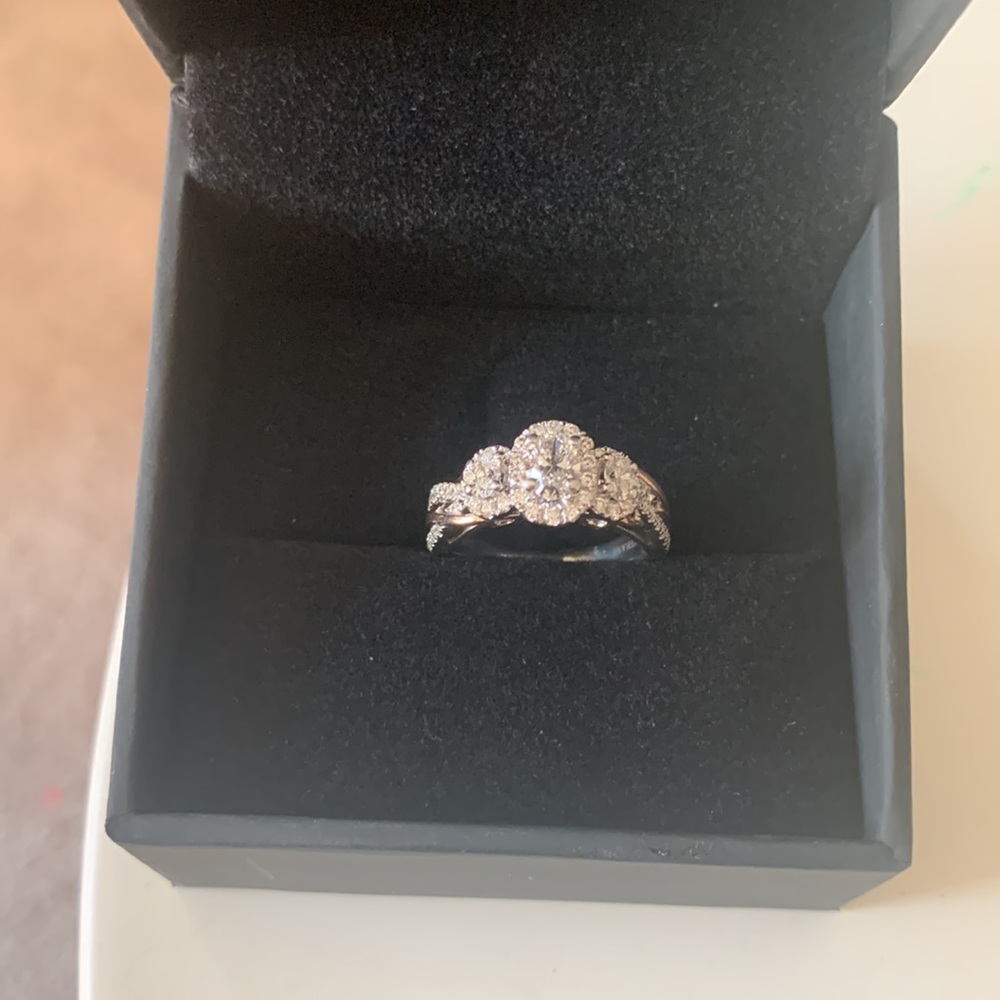Vera Wang Love Collection 1 CT Oval Diamond Engagement Ring in 14K Gold